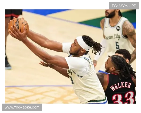 76人雄鹿三分对飙，半场比分紧咬